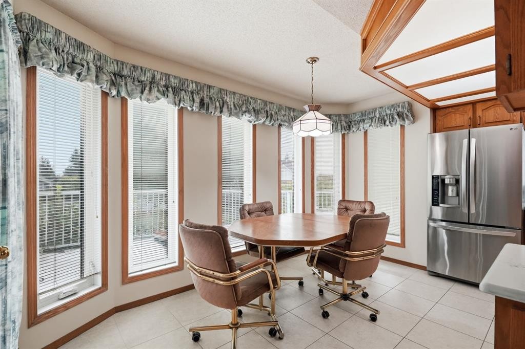 61 Shannon Crescent Sw, Calgary, AB - Indoor Photo Showing Dining Room