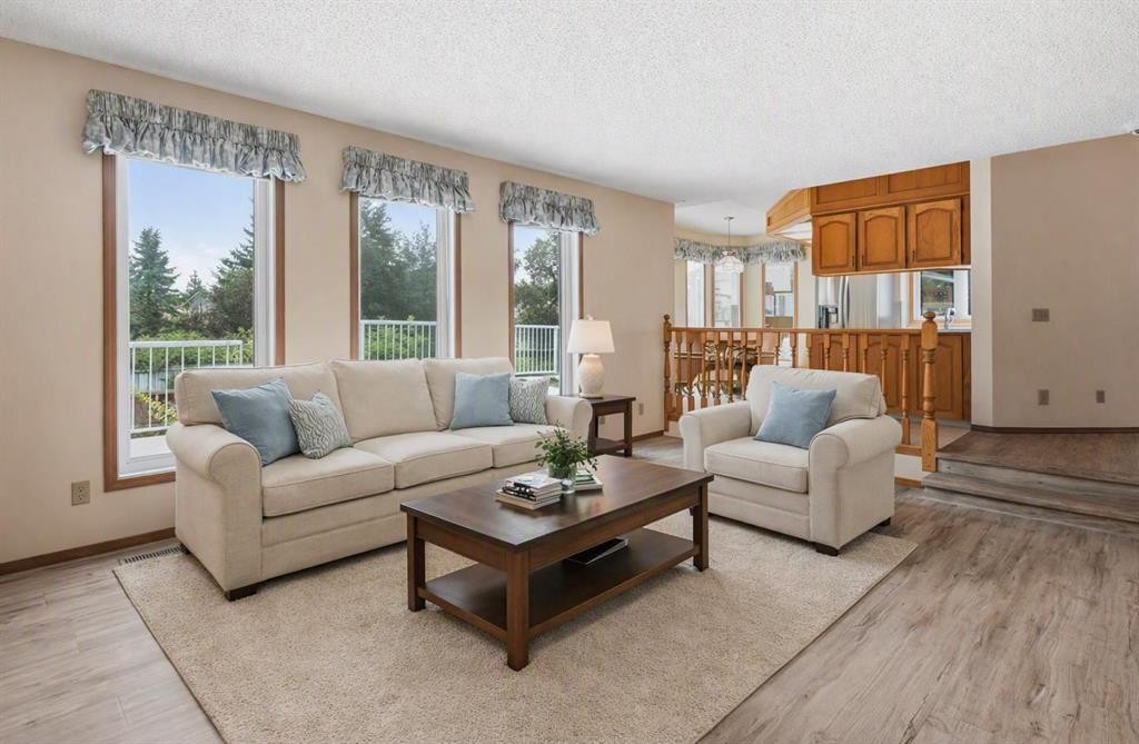 61 Shannon Crescent Sw, Calgary, AB - Indoor Photo Showing Living Room