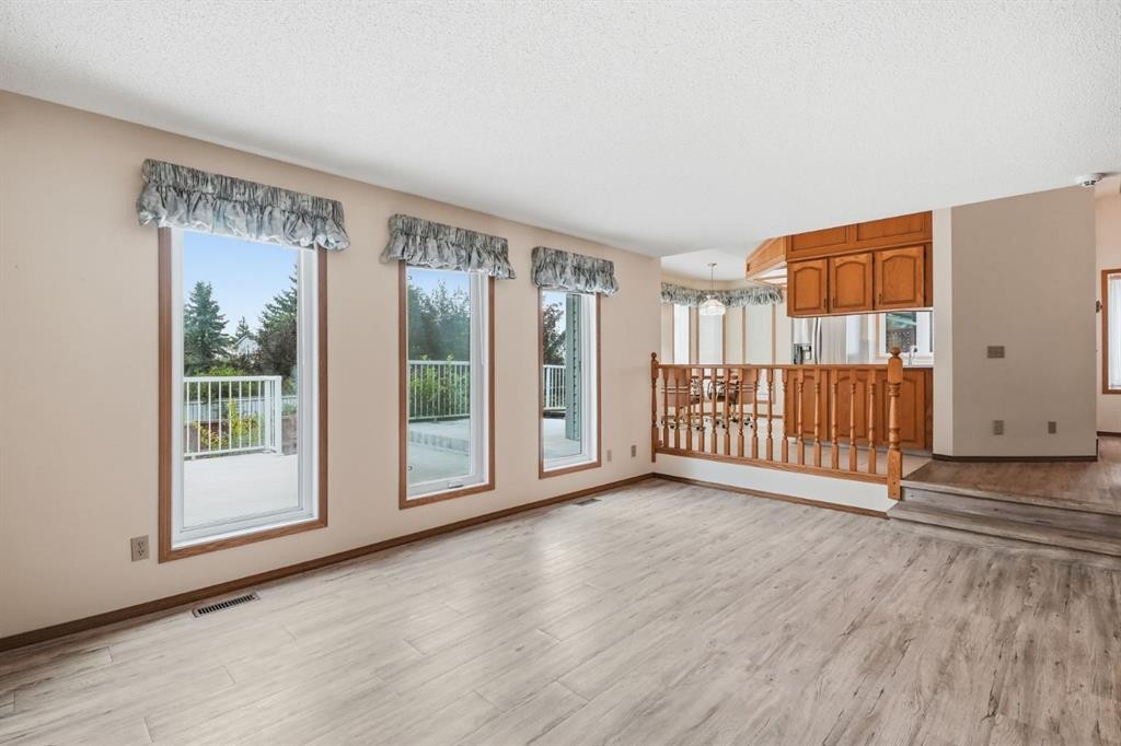 61 Shannon Crescent Sw, Calgary, AB - Indoor Photo Showing Other Room