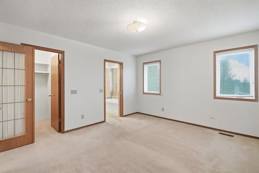 61 Shannon Crescent Sw, Calgary, AB - Indoor Photo Showing Other Room