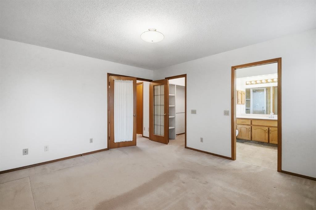 61 Shannon Crescent Sw, Calgary, AB - Indoor Photo Showing Other Room