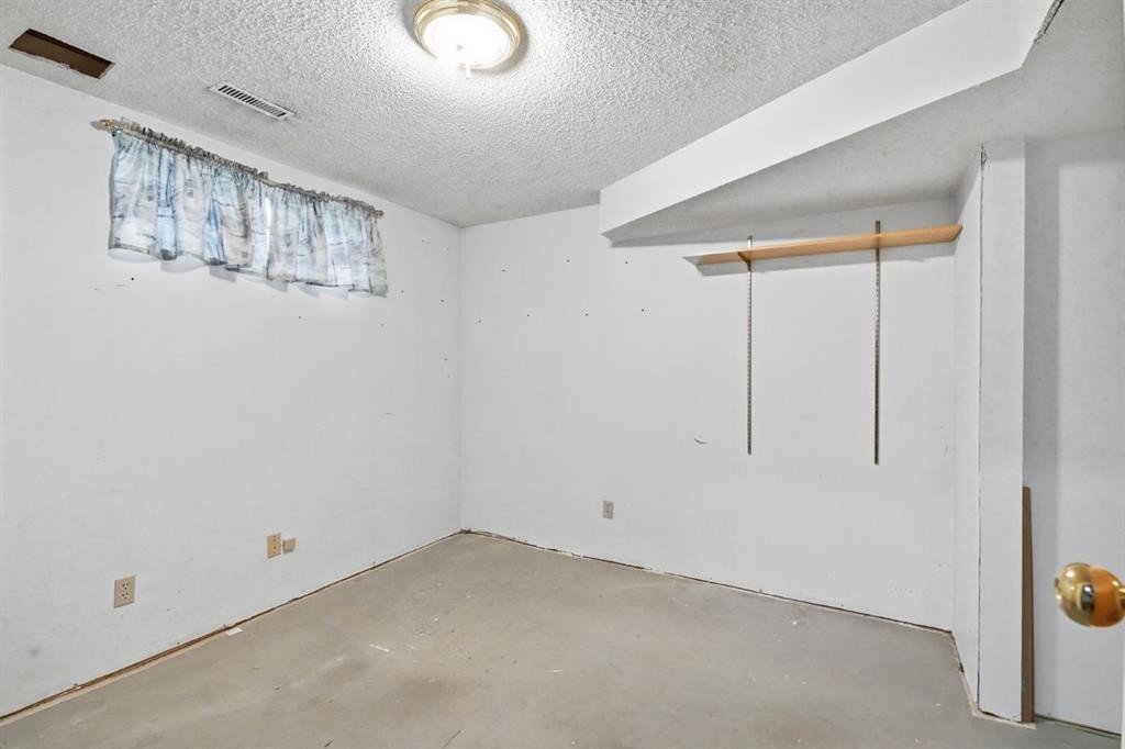 61 Shannon Crescent Sw, Calgary, AB - Indoor Photo Showing Other Room