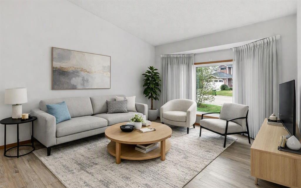 61 Shannon Crescent Sw, Calgary, AB - Indoor Photo Showing Living Room