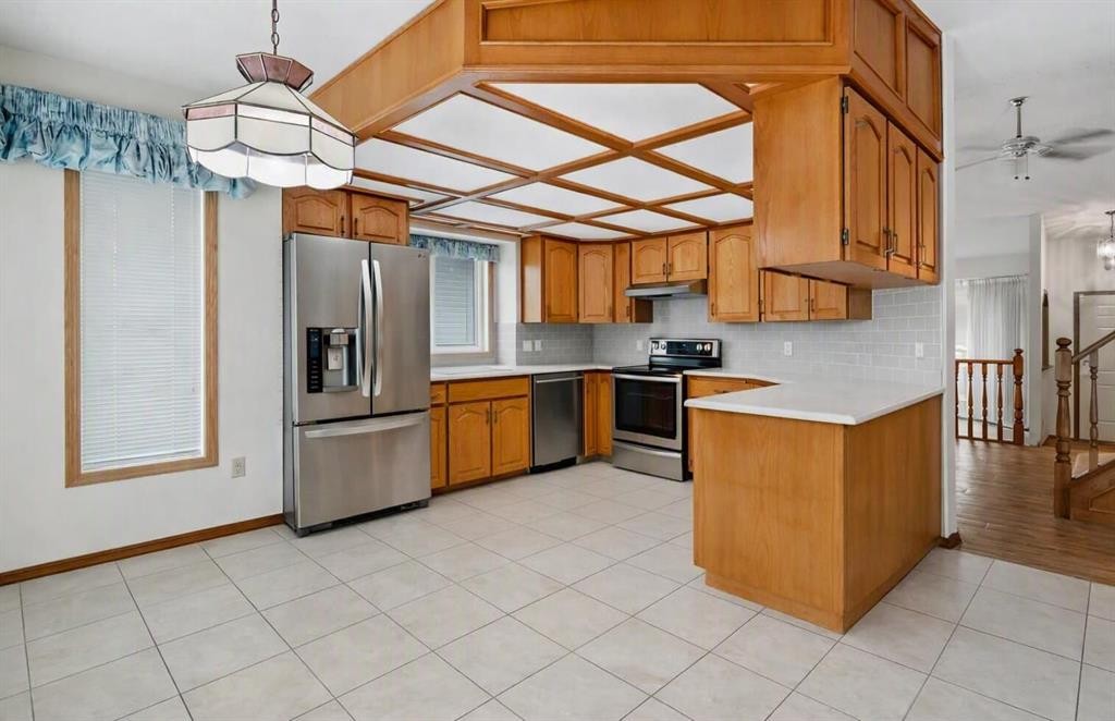 61 Shannon Crescent Sw, Calgary, AB - Indoor Photo Showing Kitchen