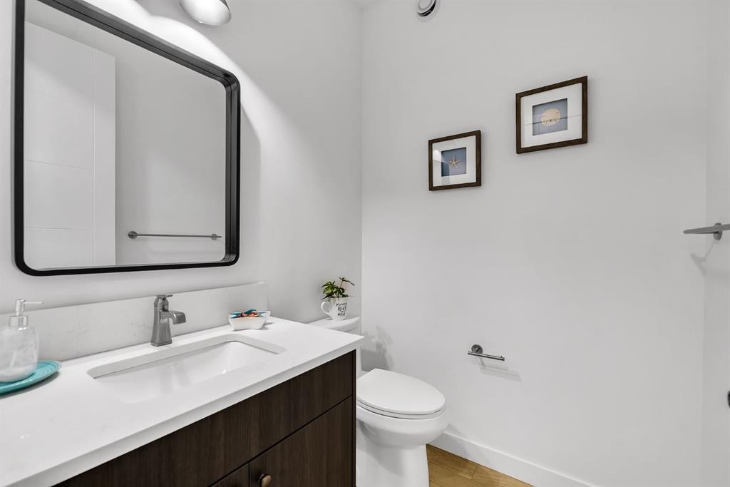 406 Rowley Way Nw, Calgary, AB - Indoor Photo Showing Bathroom