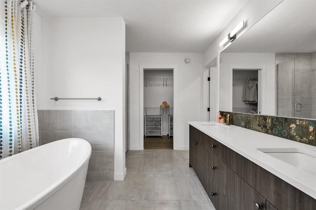 406 Rowley Way Nw, Calgary, AB - Indoor Photo Showing Bathroom