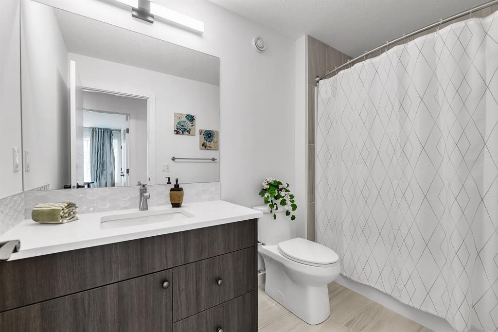 406 Rowley Way Nw, Calgary, AB - Indoor Photo Showing Bathroom