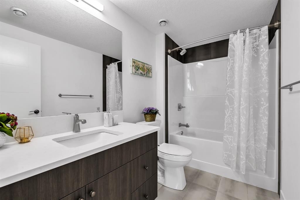 406 Rowley Way Nw, Calgary, AB - Indoor Photo Showing Bathroom