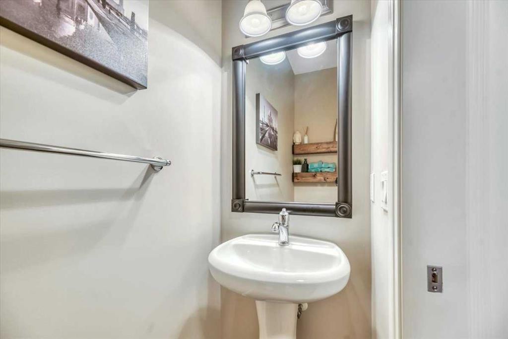 13 Cranberry Avenue Se, Calgary, AB - Indoor Photo Showing Bathroom