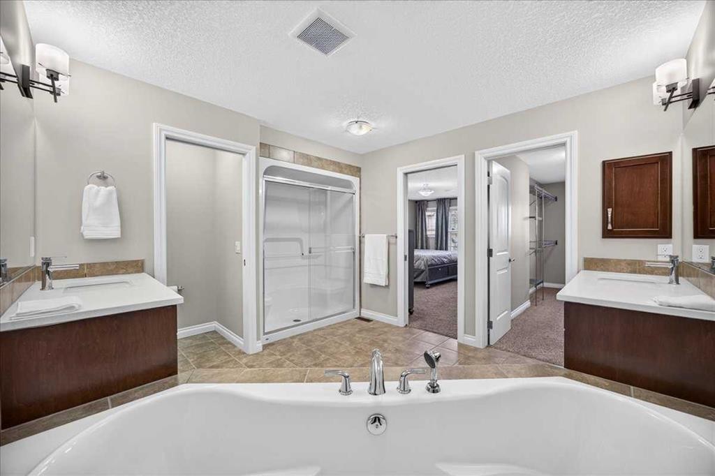 25 Sherwood Close Nw, Calgary, AB - Indoor Photo Showing Bathroom