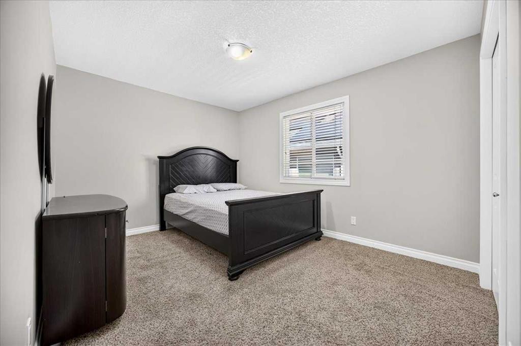 25 Sherwood Close Nw, Calgary, AB - Indoor Photo Showing Bedroom
