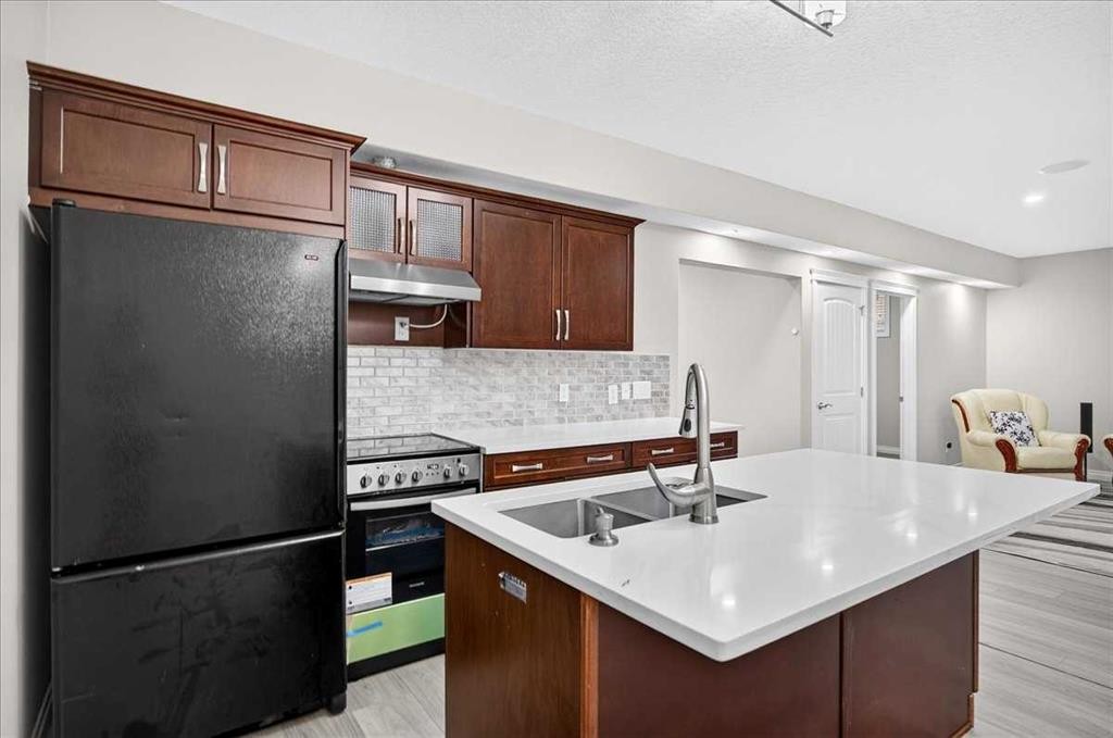 25 Sherwood Close Nw, Calgary, AB - Indoor Photo Showing Kitchen