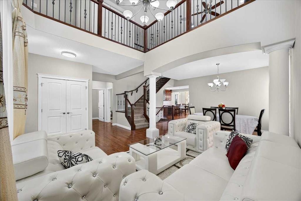 25 Sherwood Close Nw, Calgary, AB - Indoor Photo Showing Other Room