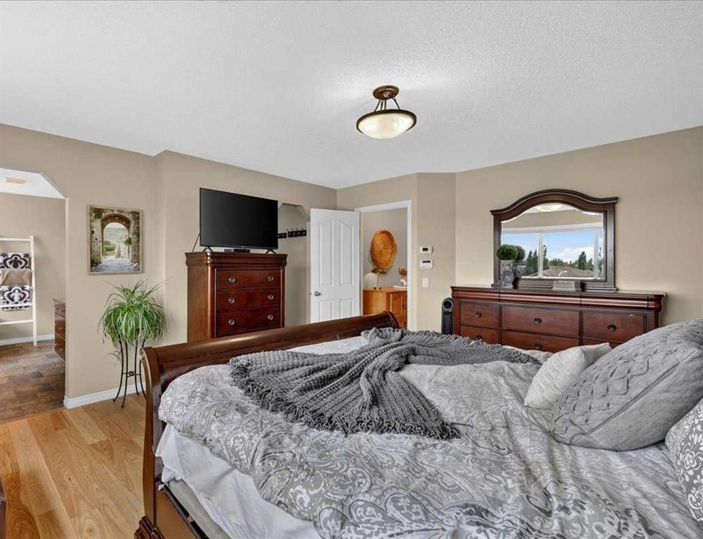 174 Cranridge Terrace Se, Calgary, AB - Indoor Photo Showing Bedroom