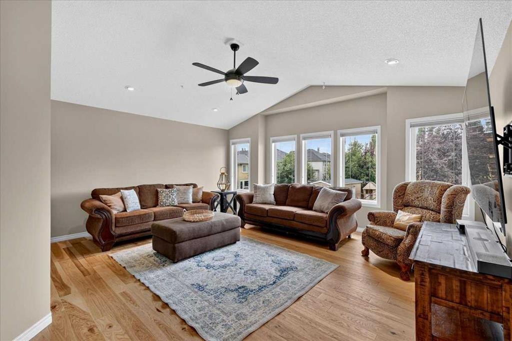 174 Cranridge Terrace Se, Calgary, AB - Indoor Photo Showing Living Room