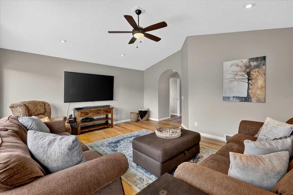 174 Cranridge Terrace Se, Calgary, AB - Indoor Photo Showing Living Room