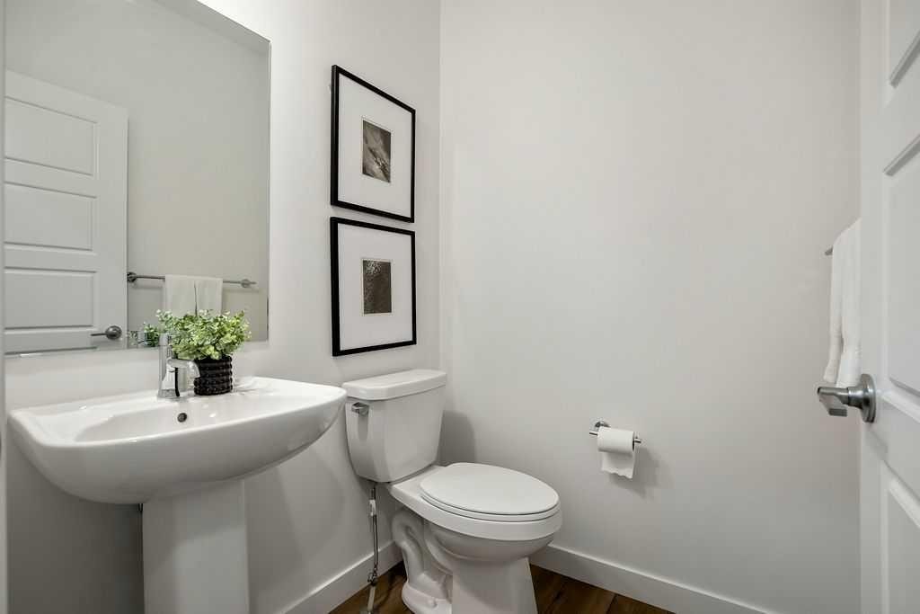 882 Bluerock Way Sw, Calgary, AB - Indoor Photo Showing Bathroom