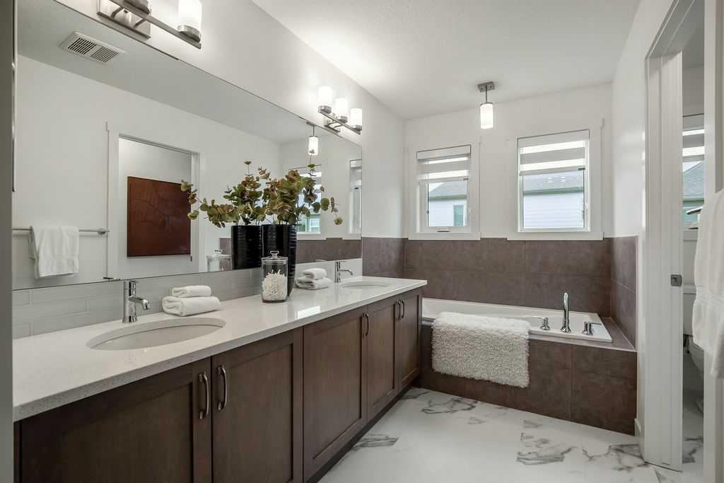 882 Bluerock Way Sw, Calgary, AB - Indoor Photo Showing Bathroom