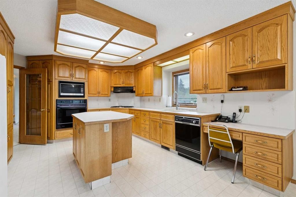116 Scandia Rise Nw, Calgary, AB - Indoor Photo Showing Kitchen