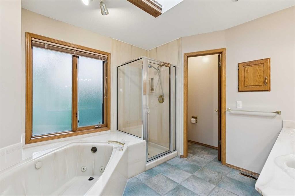 116 Scandia Rise Nw, Calgary, AB - Indoor Photo Showing Bathroom