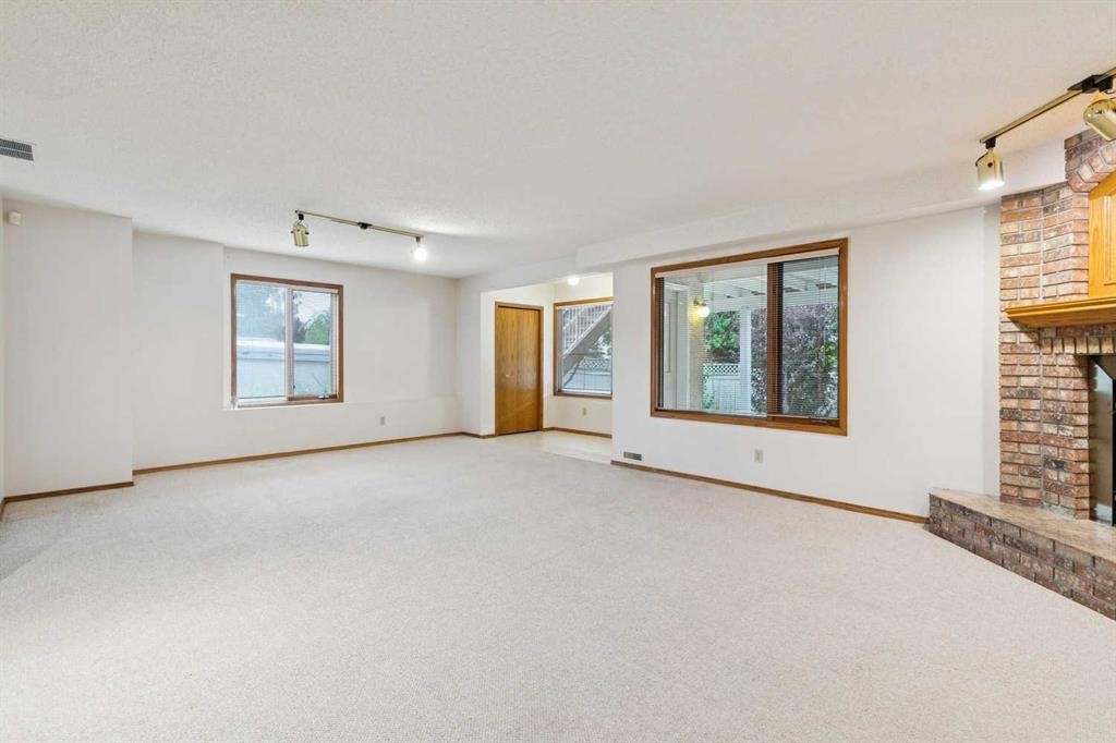 116 Scandia Rise Nw, Calgary, AB - Indoor Photo Showing Other Room