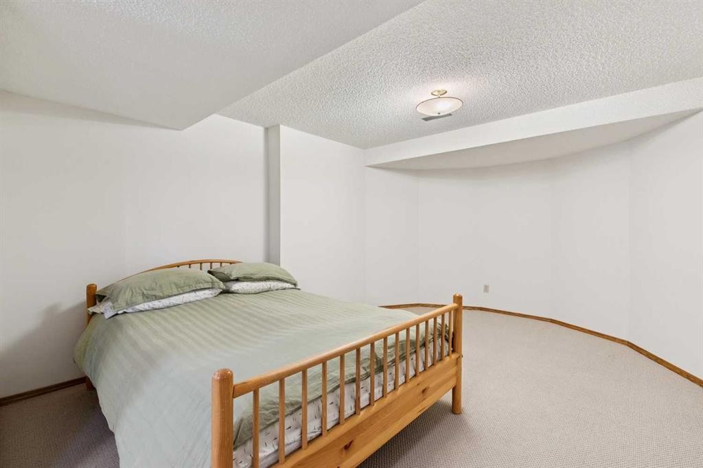 116 Scandia Rise Nw, Calgary, AB - Indoor Photo Showing Bedroom
