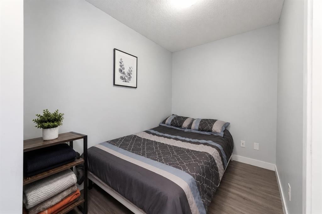 8112-403 Mackenzie Way Se, Airdrie, AB - Indoor Photo Showing Bedroom