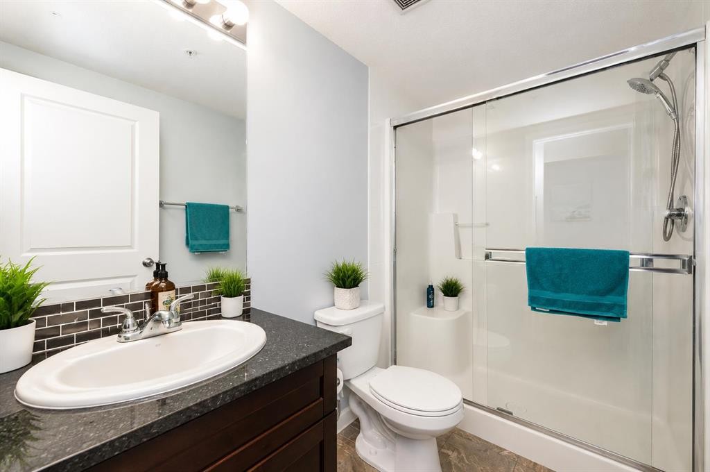 8112-403 Mackenzie Way Se, Airdrie, AB - Indoor Photo Showing Bathroom