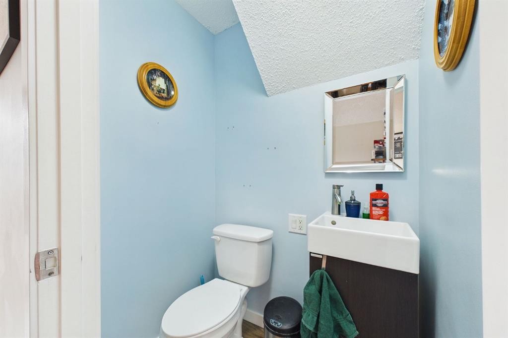 24-800 Bowcroft Place, Cochrane, AB - Indoor Photo Showing Bathroom