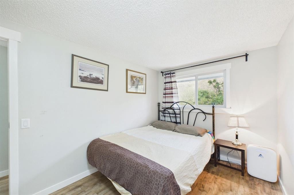 24-800 Bowcroft Place, Cochrane, AB - Indoor Photo Showing Bedroom