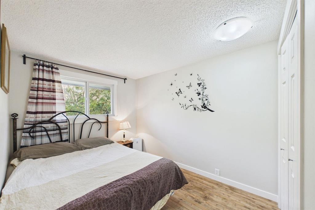 24-800 Bowcroft Place, Cochrane, AB - Indoor Photo Showing Bedroom
