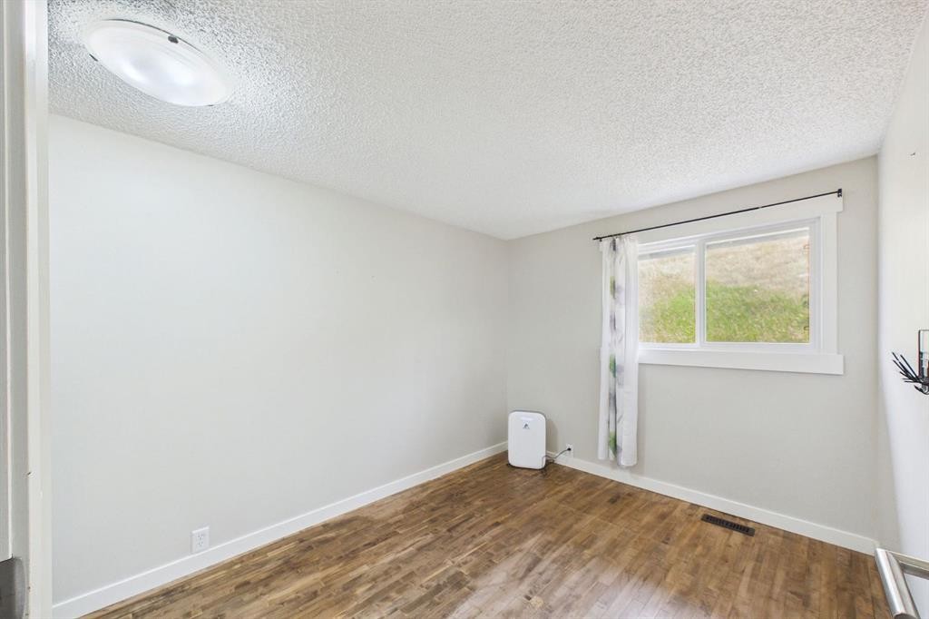 24-800 Bowcroft Place, Cochrane, AB - Indoor Photo Showing Other Room