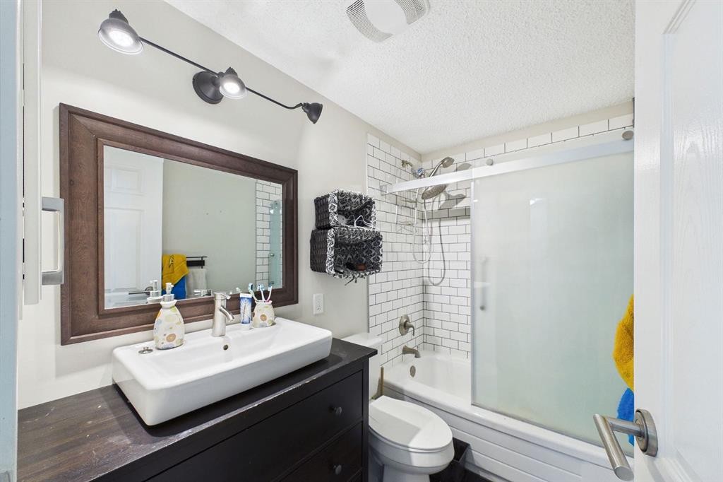 24-800 Bowcroft Place, Cochrane, AB - Indoor Photo Showing Bathroom