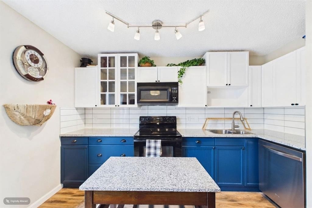 24-800 Bowcroft Place, Cochrane, AB - Indoor Photo Showing Kitchen With Double Sink