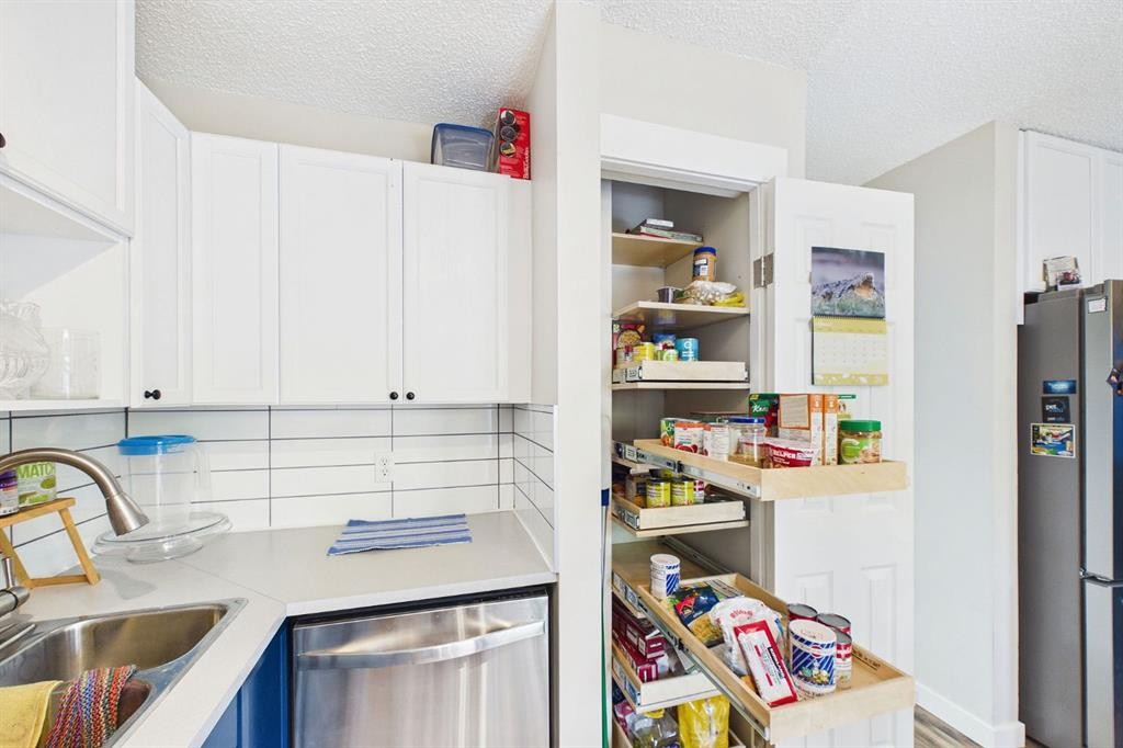 24-800 Bowcroft Place, Cochrane, AB - Indoor Photo Showing Kitchen