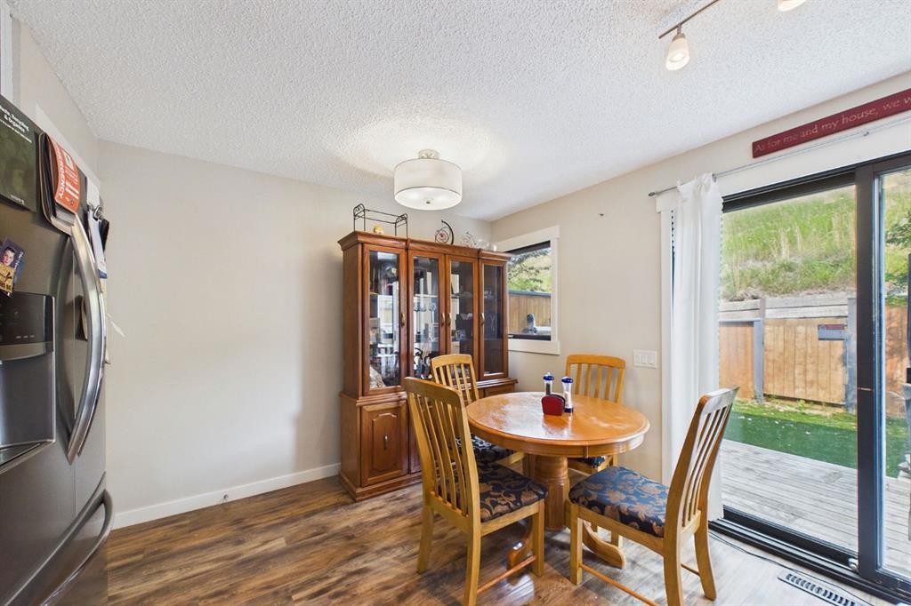 24-800 Bowcroft Place, Cochrane, AB - Indoor Photo Showing Dining Room