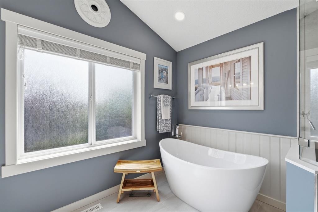 31 Chapala Close Se, Calgary, AB - Indoor Photo Showing Bathroom