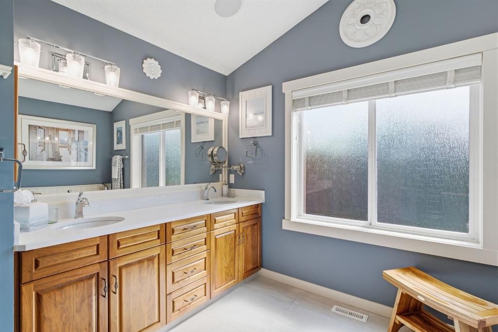 31 Chapala Close Se, Calgary, AB - Indoor Photo Showing Bathroom