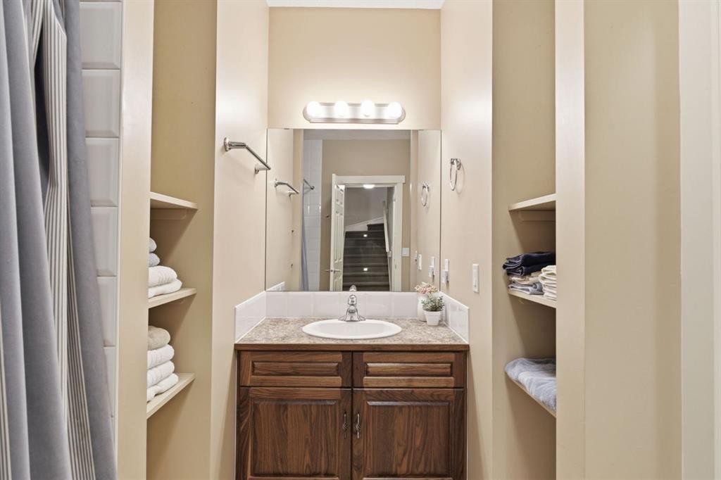 31 Chapala Close Se, Calgary, AB - Indoor Photo Showing Bathroom