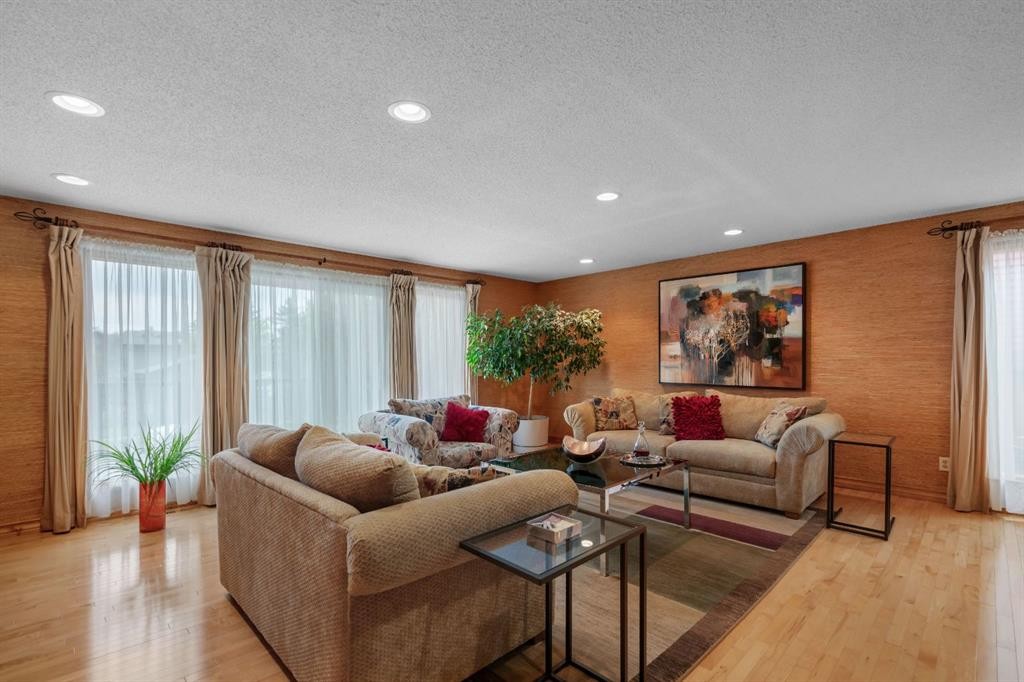 420 Strathcona Drive Sw, Calgary, AB - Indoor Photo Showing Living Room