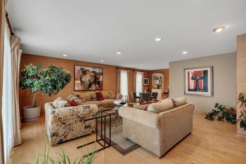 420 Strathcona Drive Sw, Calgary, AB - Indoor Photo Showing Living Room