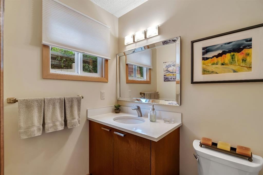 420 Strathcona Drive Sw, Calgary, AB - Indoor Photo Showing Bathroom