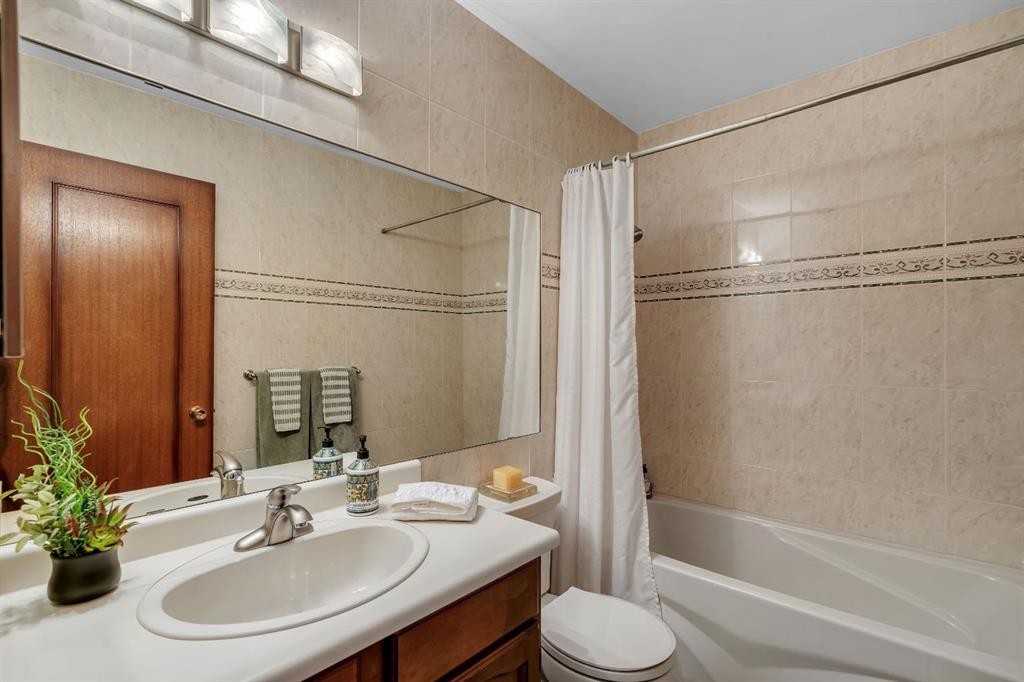 420 Strathcona Drive Sw, Calgary, AB - Indoor Photo Showing Bathroom