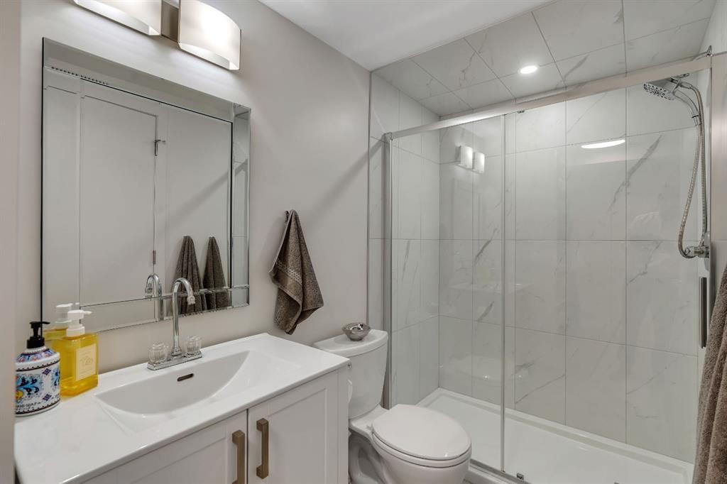 420 Strathcona Drive Sw, Calgary, AB - Indoor Photo Showing Bathroom