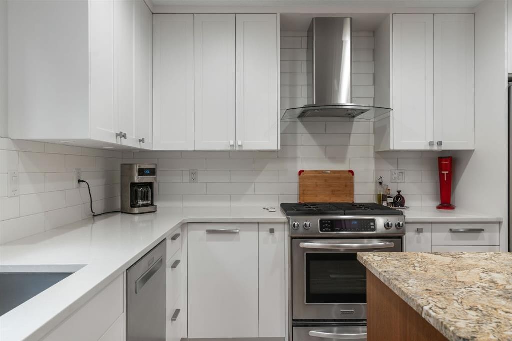 420 Strathcona Drive Sw, Calgary, AB - Indoor Photo Showing Kitchen