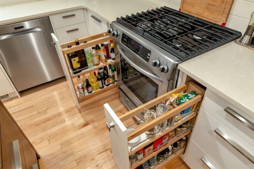 420 Strathcona Drive Sw, Calgary, AB - Indoor Photo Showing Kitchen