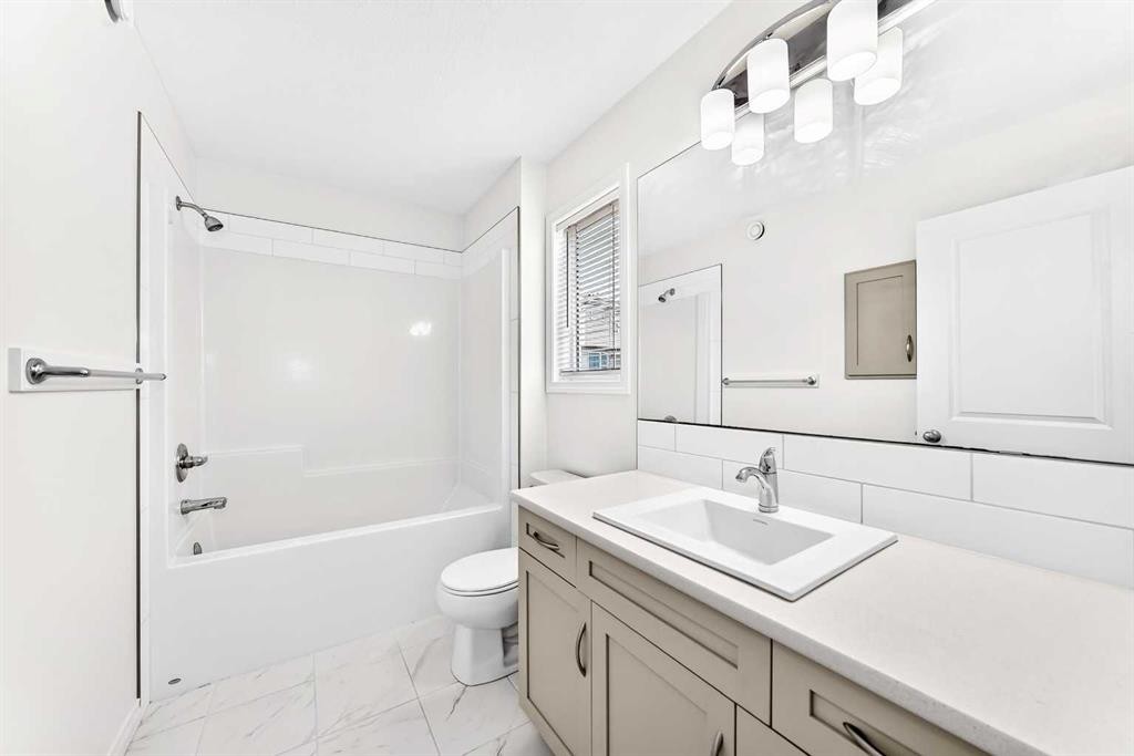 190 Sage Bluff Rise Nw, Calgary, AB - Indoor Photo Showing Bathroom