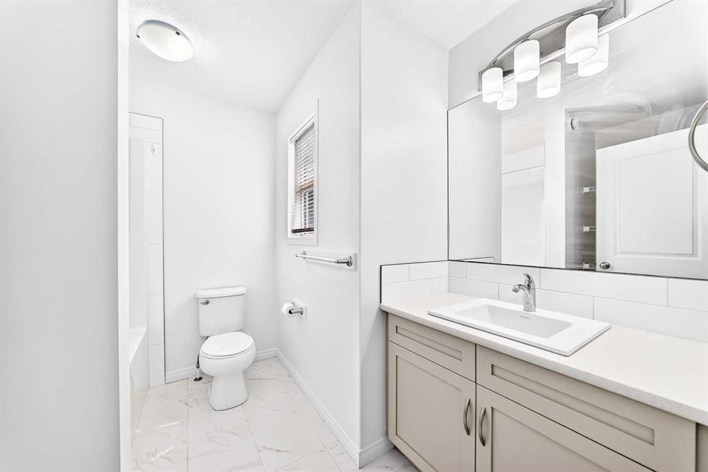 190 Sage Bluff Rise Nw, Calgary, AB - Indoor Photo Showing Bathroom
