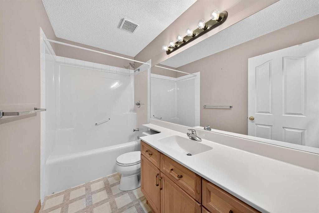 78 Hampstead View Nw, Calgary, AB - Indoor Photo Showing Bathroom