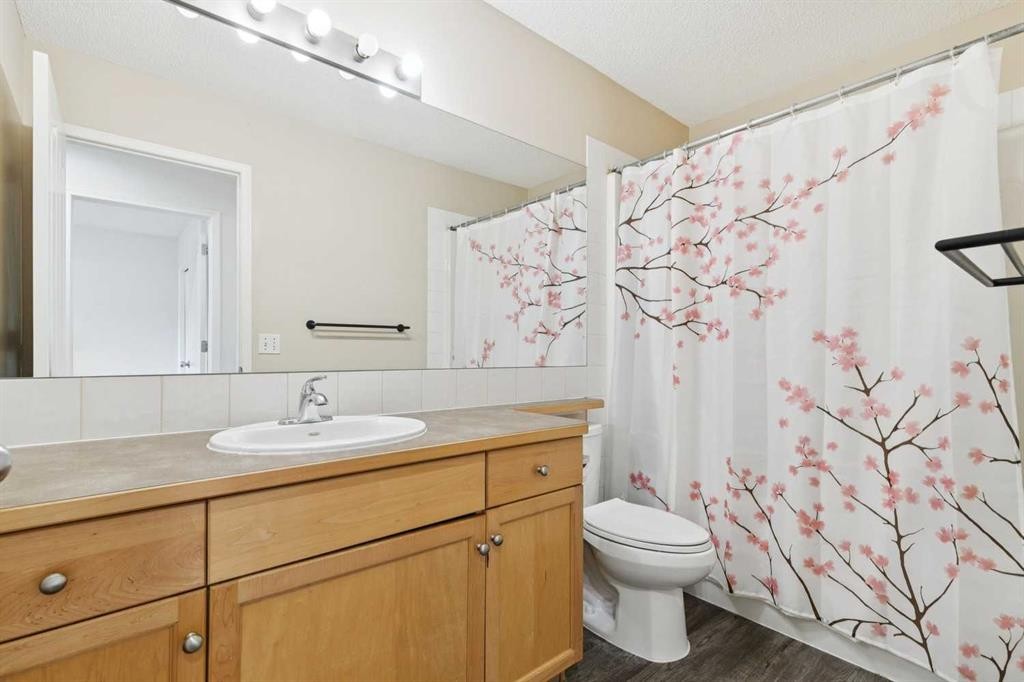 126 Somerglen Way Sw, Calgary, AB - Indoor Photo Showing Bathroom